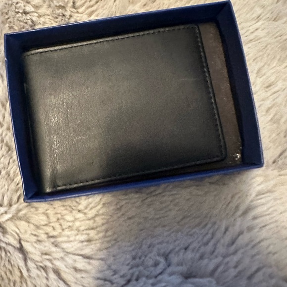 NWT- ROYCE GENUINE LEATHER BIFOLD WALLET - Picture 3 of 7